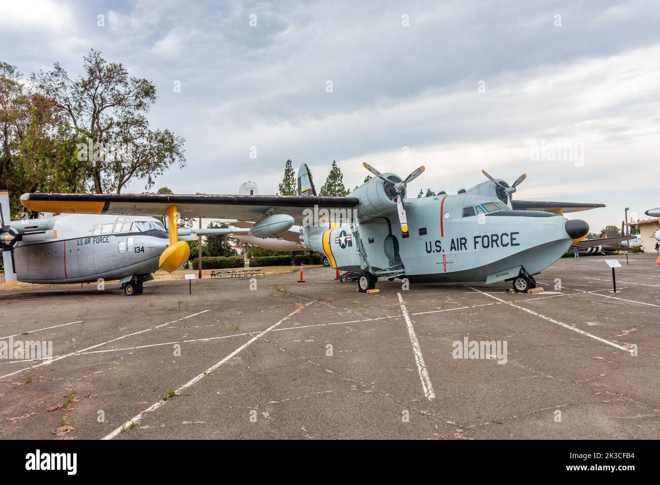 Ein amphibisches Such- und Rettungsflugzeug der amerikanischen Grumman SA-16 Albatross, das auf der Travis Airforce Base in Kalifornien, USA, ausgestellt ist Stockfoto