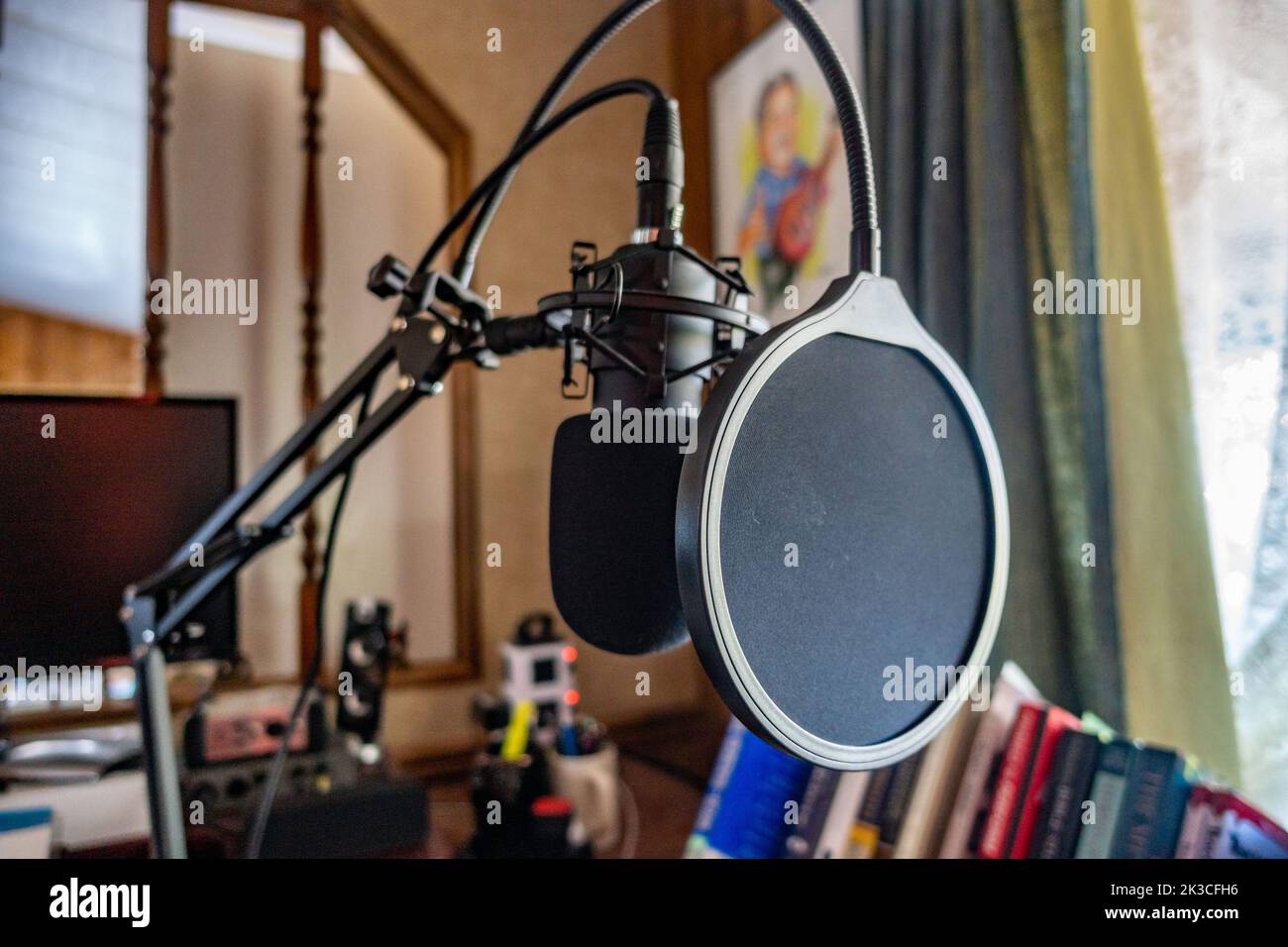 Ein Mikrofon, das an einen Heimcomputer angeschlossen ist, um Ton und Musik aufzunehmen. Stockfoto