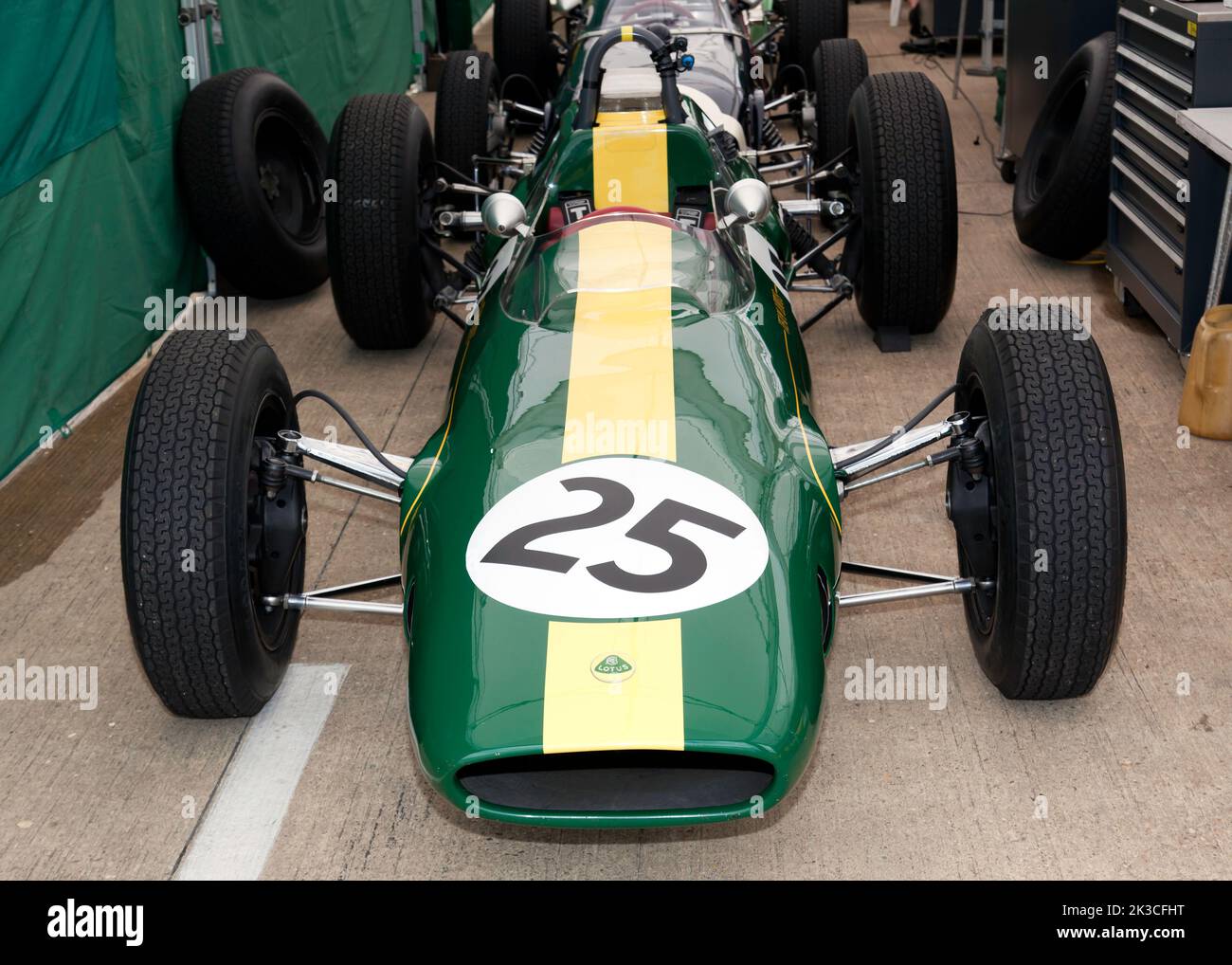 Jim Clarks Lotus 25 1962/63: Das Auto, in dem er seinen ersten Weltmeistertitel F1 gewann, jetzt von Andy Middlehurst in den HGPCA Pre '66 Grand prix Cars gefahren Stockfoto
