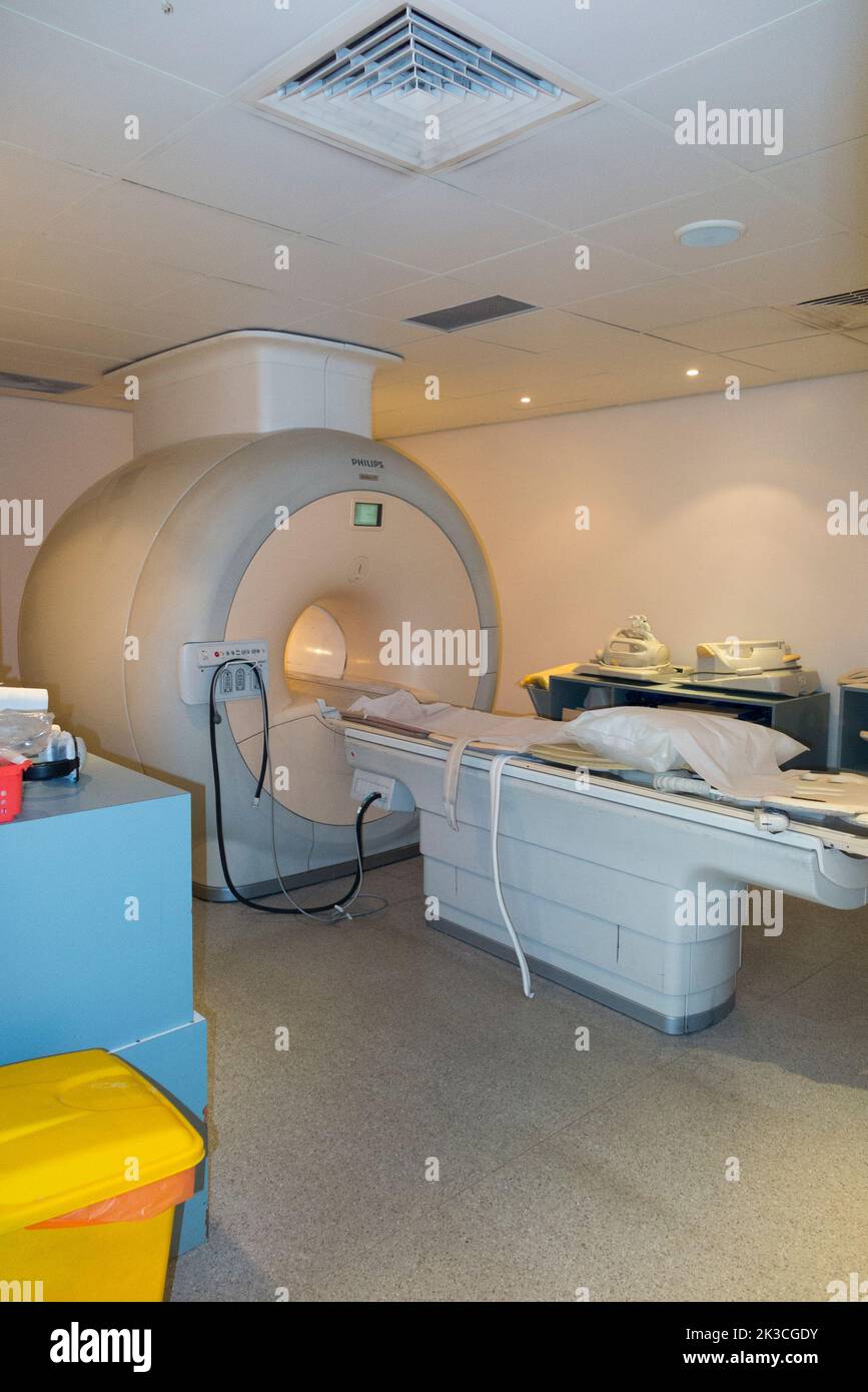 Ein MRT-Scanner (vermutlich ein Philips Achieva MRT-Gerät) ist ein Ganzkörper-MRT-Gerät zum Scannen von Patienten in einem Krankenhaus, das für private und NHS-Patienten verwendet wird. Stockfoto