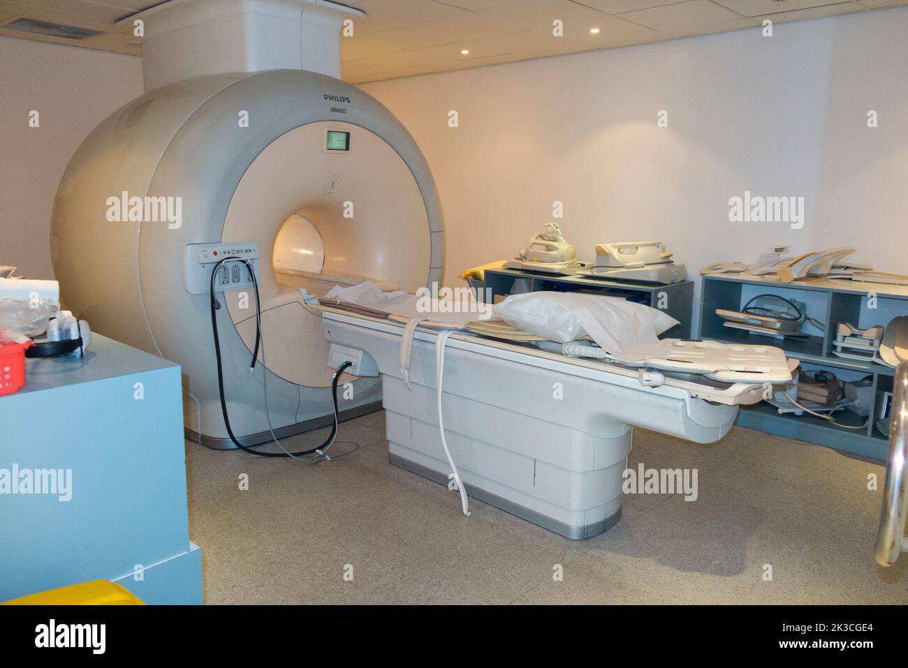 Ein MRT-Scanner (vermutlich ein Philips Achieva MRT-Gerät) ist ein Ganzkörper-MRT-Gerät zum Scannen von Patienten in einem Krankenhaus, das für private und NHS-Patienten verwendet wird. Stockfoto