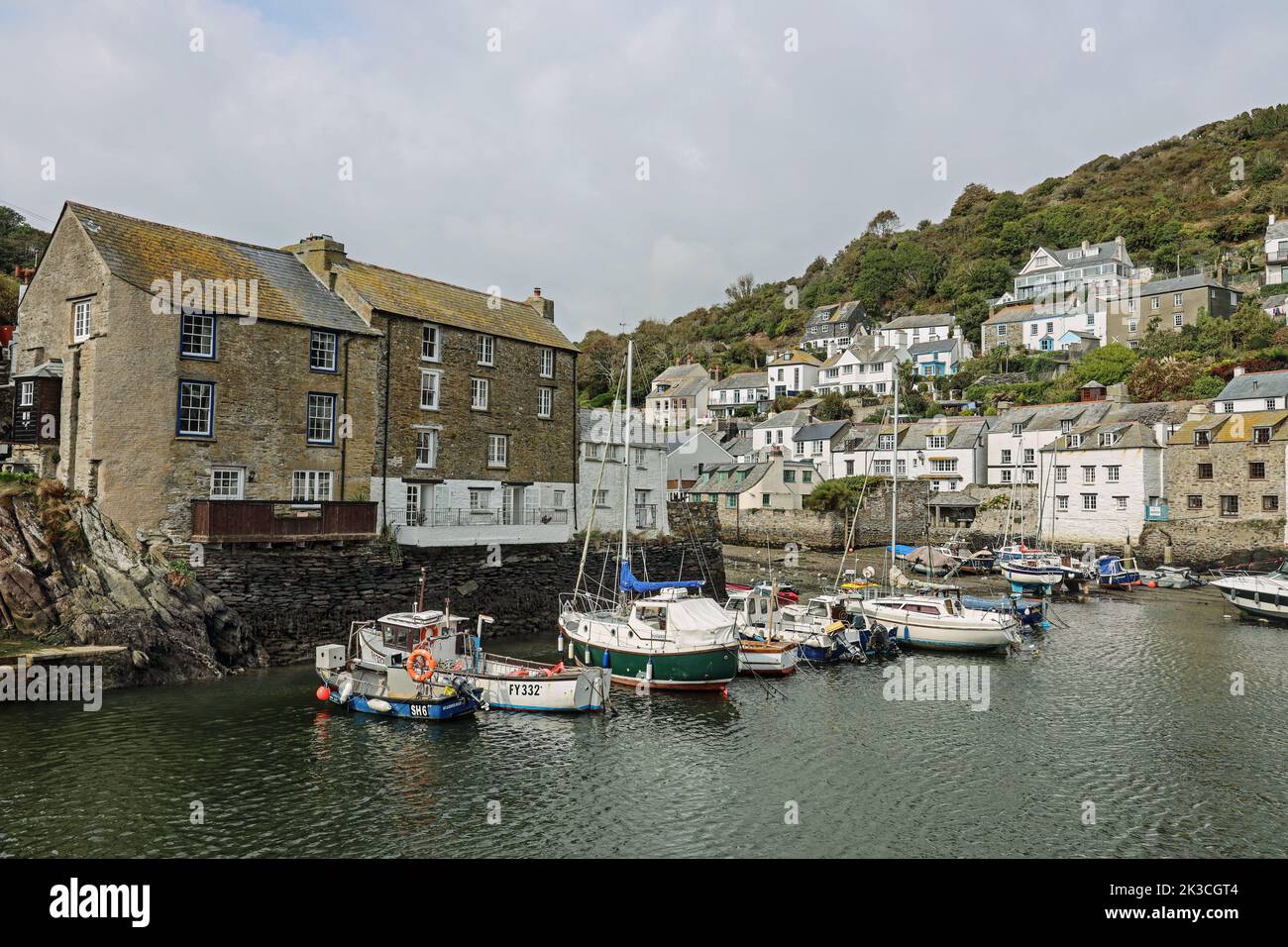 Boote im Hafen im kleinen Fischerdorf Polperro im Süden Cornwalls. Alles ist ruhig und die Zeichen der Ankunft des Herbstes beginnen zu Stockfoto