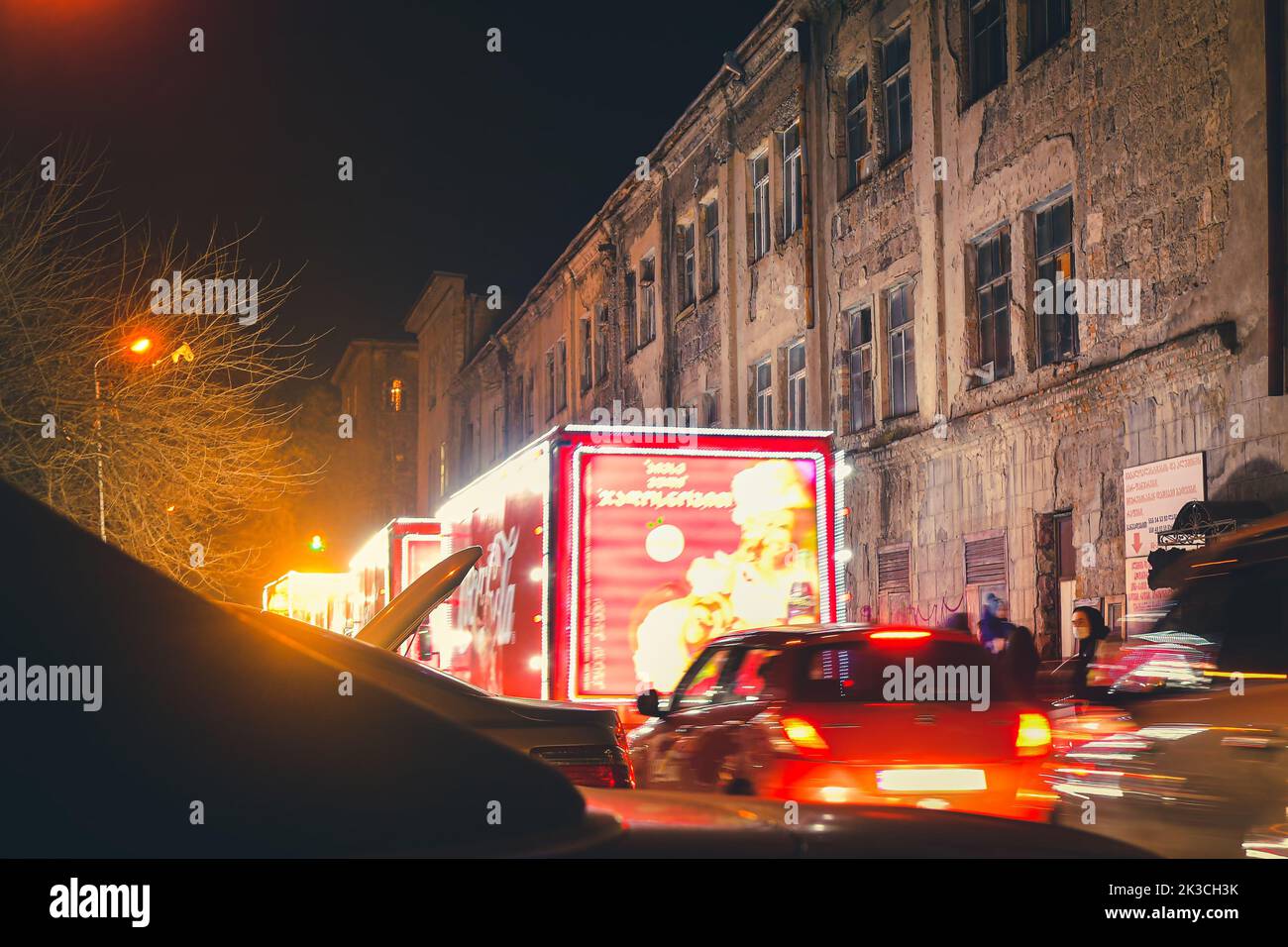 Tiflis, Georgien - 28.. dezember, 2021: Coca Cola Weihnachten festlich geschmückte Lastwagen Karawanentour in der Stadt Tiflis Straßen Stockfoto