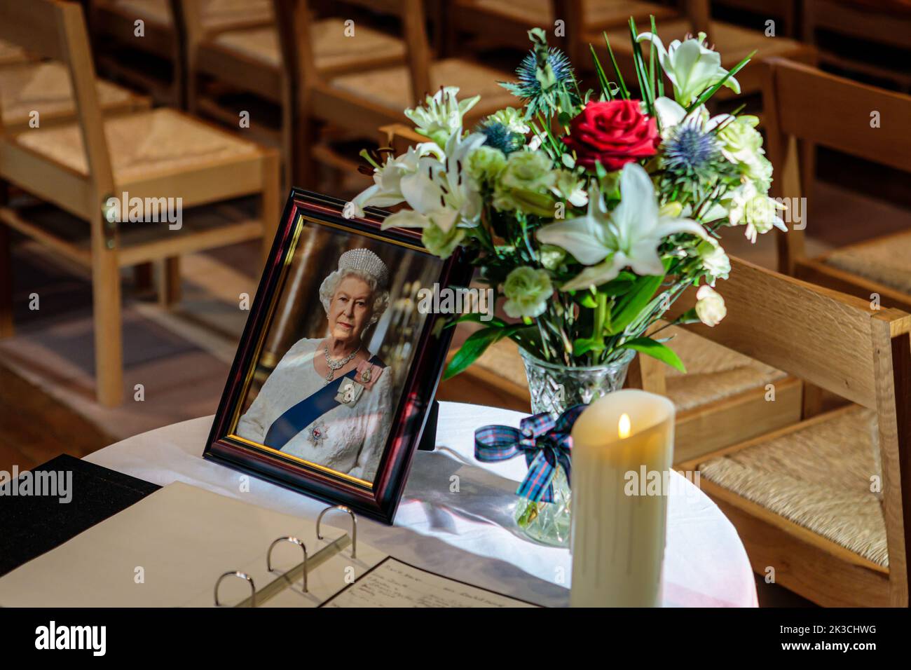 Kirkwall, 16. Sep, 2022: Ein Kondolenzbuch neben einem Foto zum Tod von Königin Elizabeth II. Stockfoto