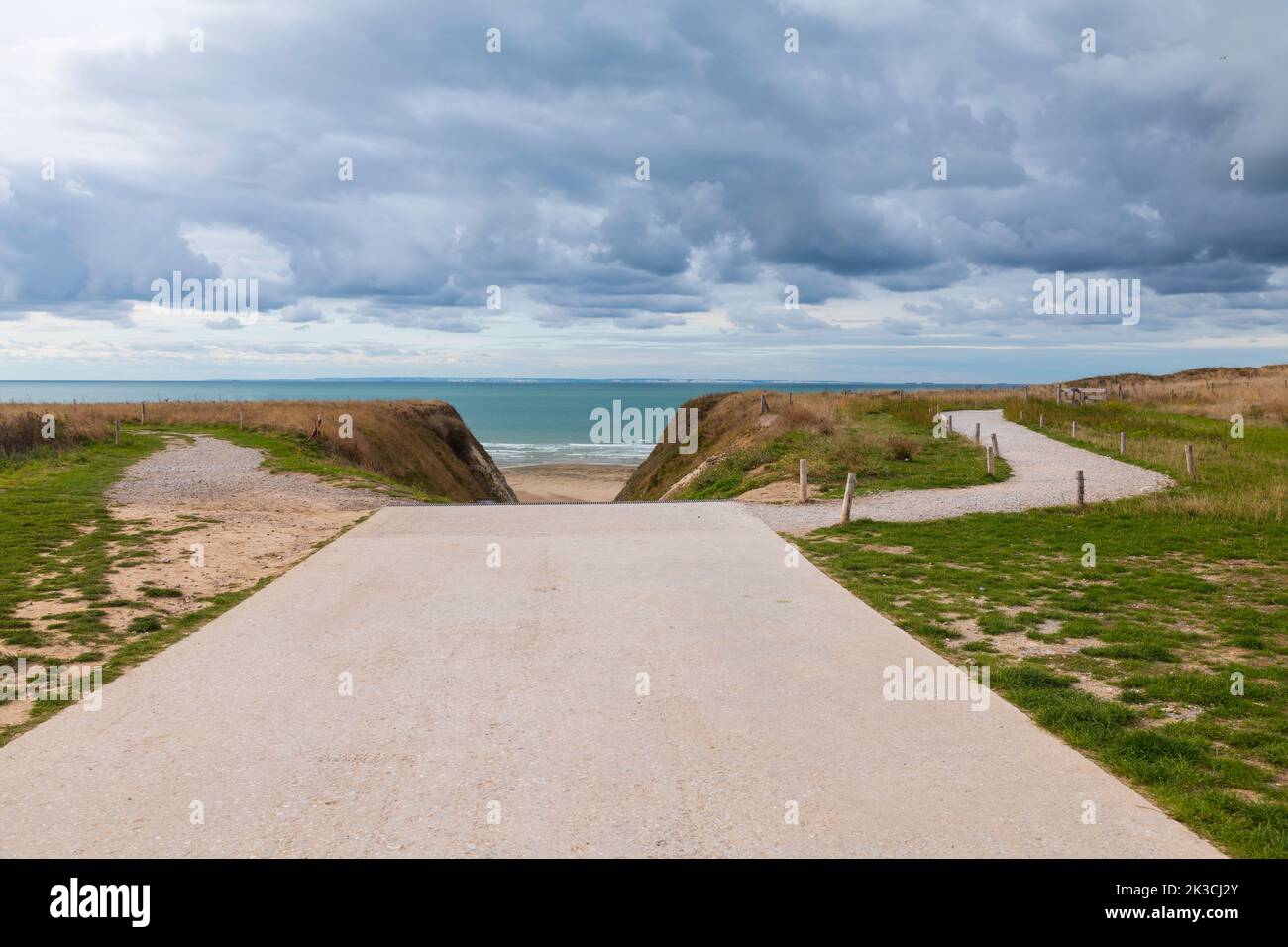 Ein Stück Fußweg verläuft symmetrisch zum Strand von Cap Blanc nez in franrkijk Stockfoto