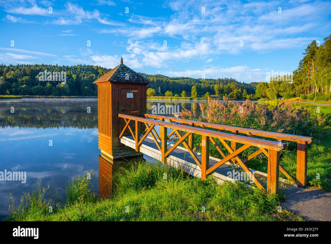 Idyllischer sonniger und dunstiger Morgen am Wasser Stockfoto