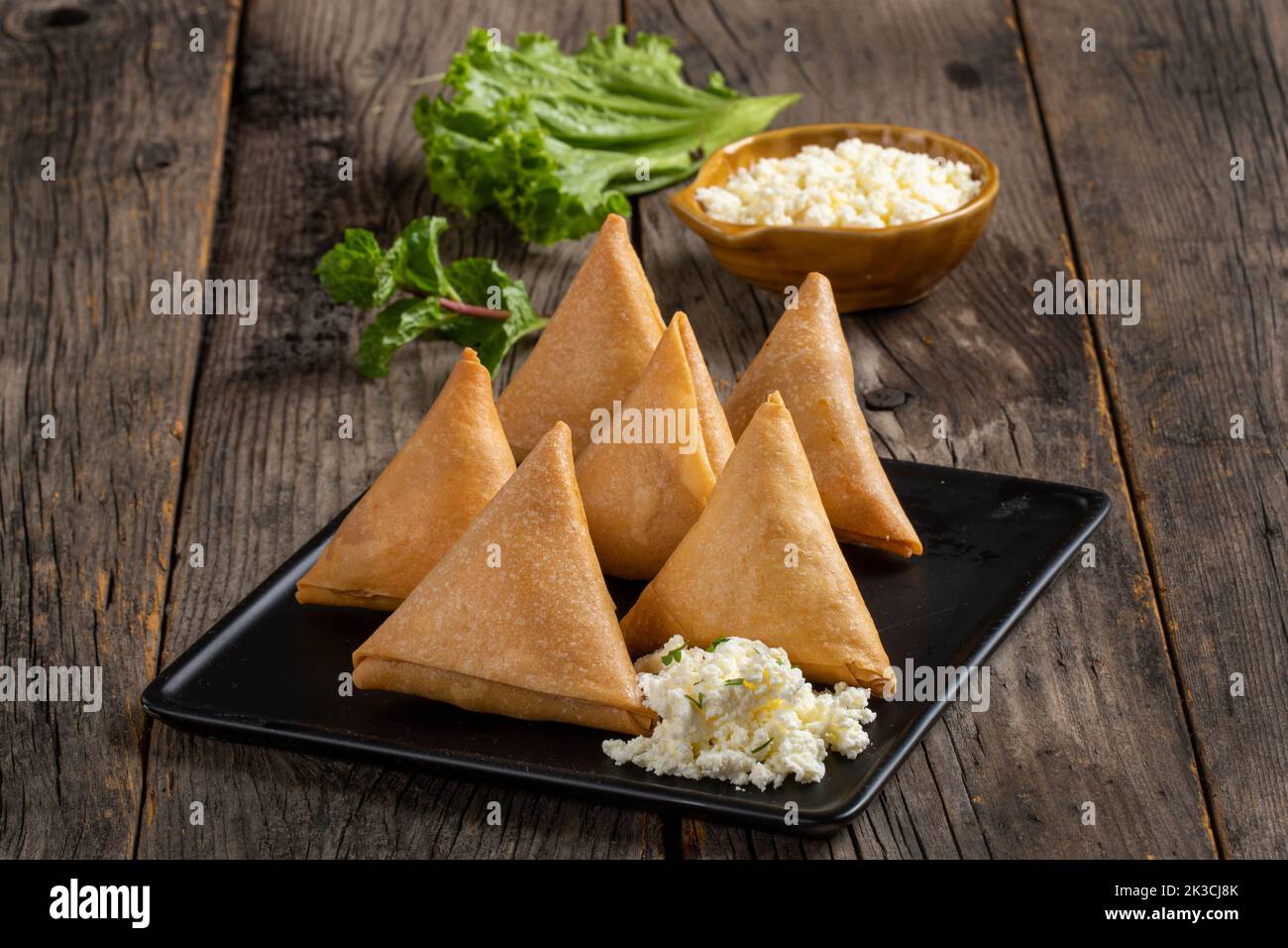 indische Gericht Samosha.Indian Delicious Deep Fried Breakfast Samosa auch bekannt als Samoosa isoliert auf Holzstruktur Hintergrund Stockfoto