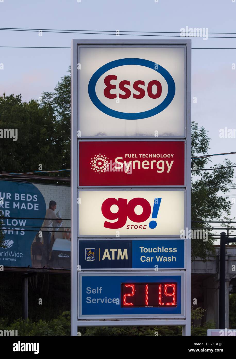 ESSO Gas (auch bekannt als ExxonMobil) Station vor dem Laden. Der