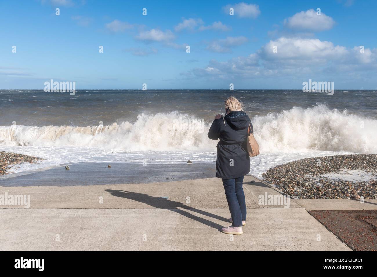Llandudno, Nordwales, Großbritannien. 26. September 2022. Die Windböen der Windstärke treffen heute auf Llandudno an der Küste von Nordwales, was dazu führt, dass riesige Wellen auf den Strand treffen. Quelle: AG News/Alamy Live News Stockfoto