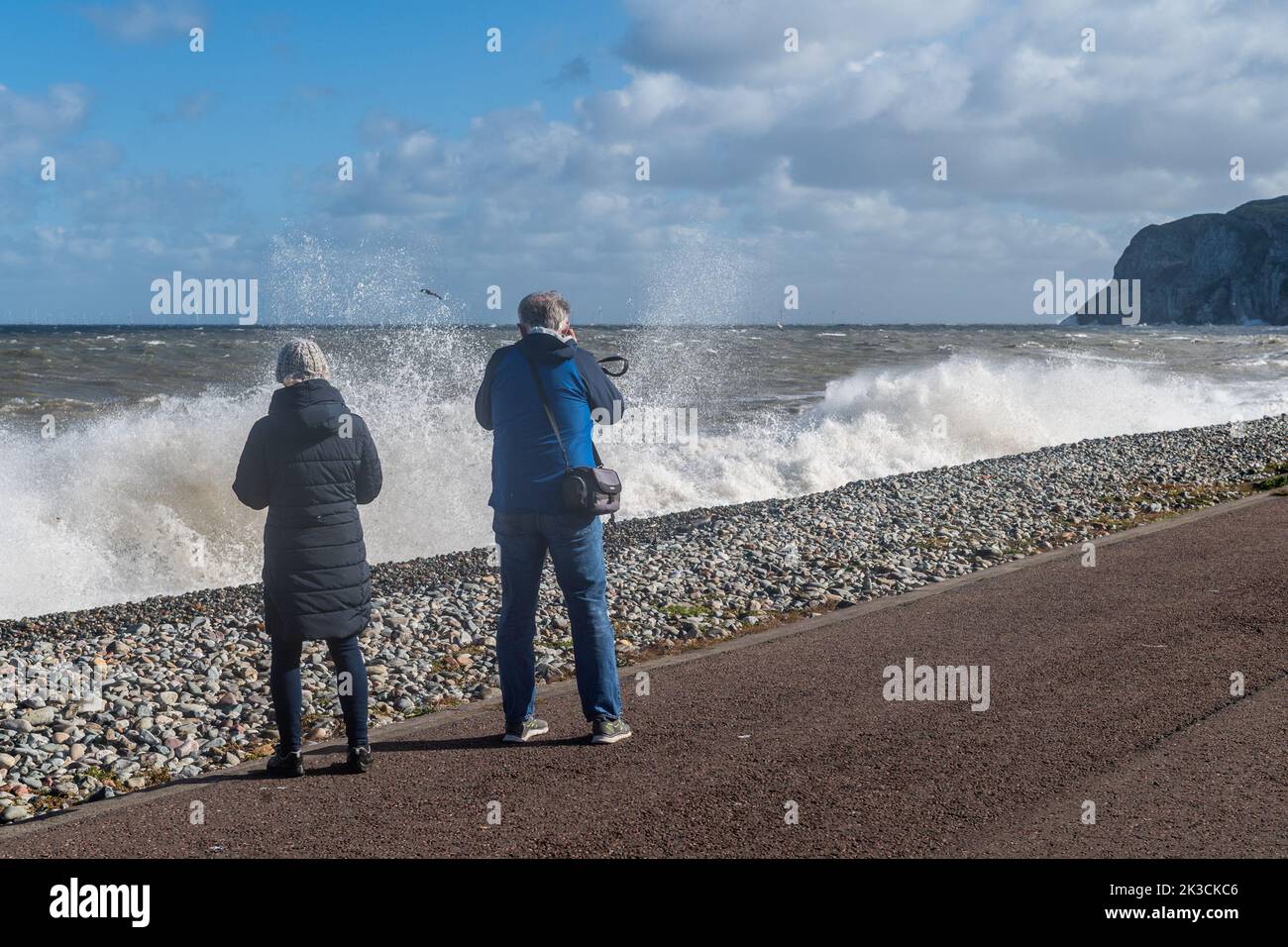 Llandudno, Nordwales, Großbritannien. 26. September 2022. Die Windböen der Windstärke treffen heute auf Llandudno an der Küste von Nordwales, was dazu führt, dass riesige Wellen auf den Strand treffen. Quelle: AG News/Alamy Live News Stockfoto