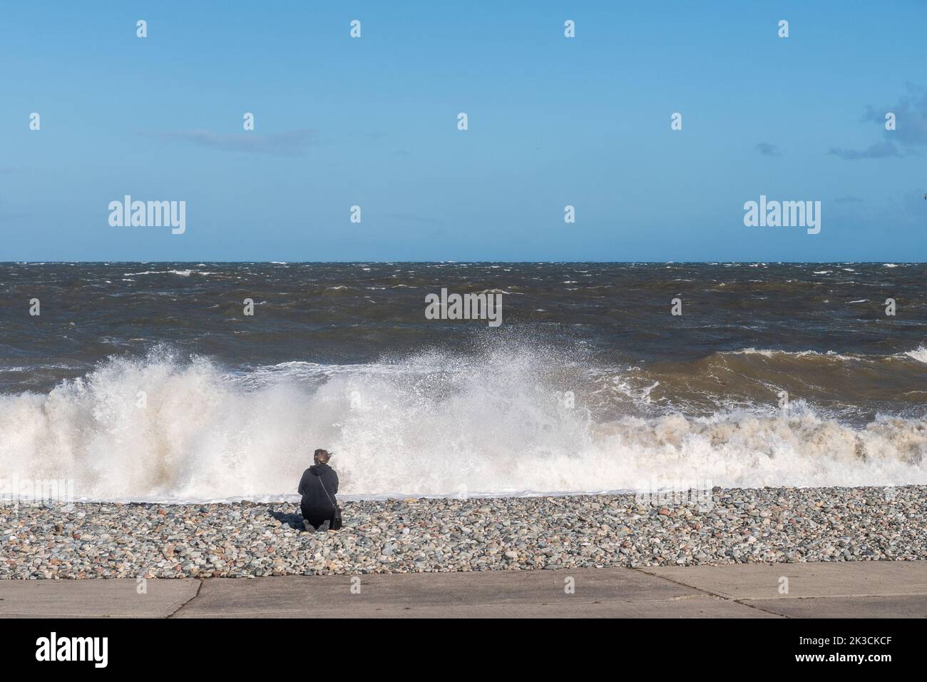 Llandudno, Nordwales, Großbritannien. 26. September 2022. Die Windböen der Windstärke treffen heute auf Llandudno an der Küste von Nordwales, was dazu führt, dass riesige Wellen auf den Strand treffen. Quelle: AG News/Alamy Live News Stockfoto