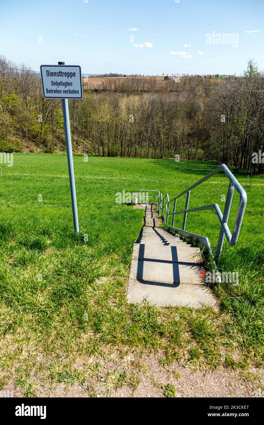 Treppen in die Landschaft, scheinbar nirgendwo, auf einer Wiese am Stadtrand von Dresden Stockfoto