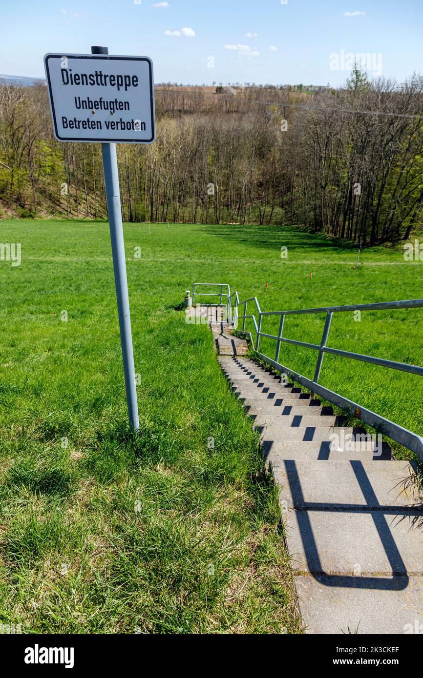 Treppen in die Landschaft, scheinbar nirgendwo, auf einer Wiese am Stadtrand von Dresden Stockfoto