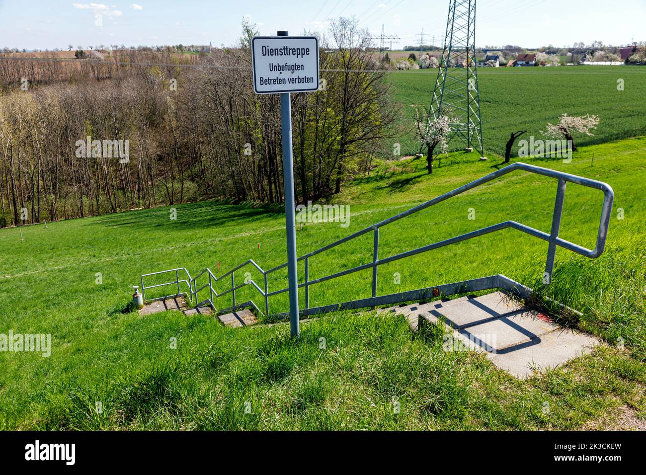 Treppen in die Landschaft, scheinbar nirgendwo, auf einer Wiese am Stadtrand von Dresden Stockfoto