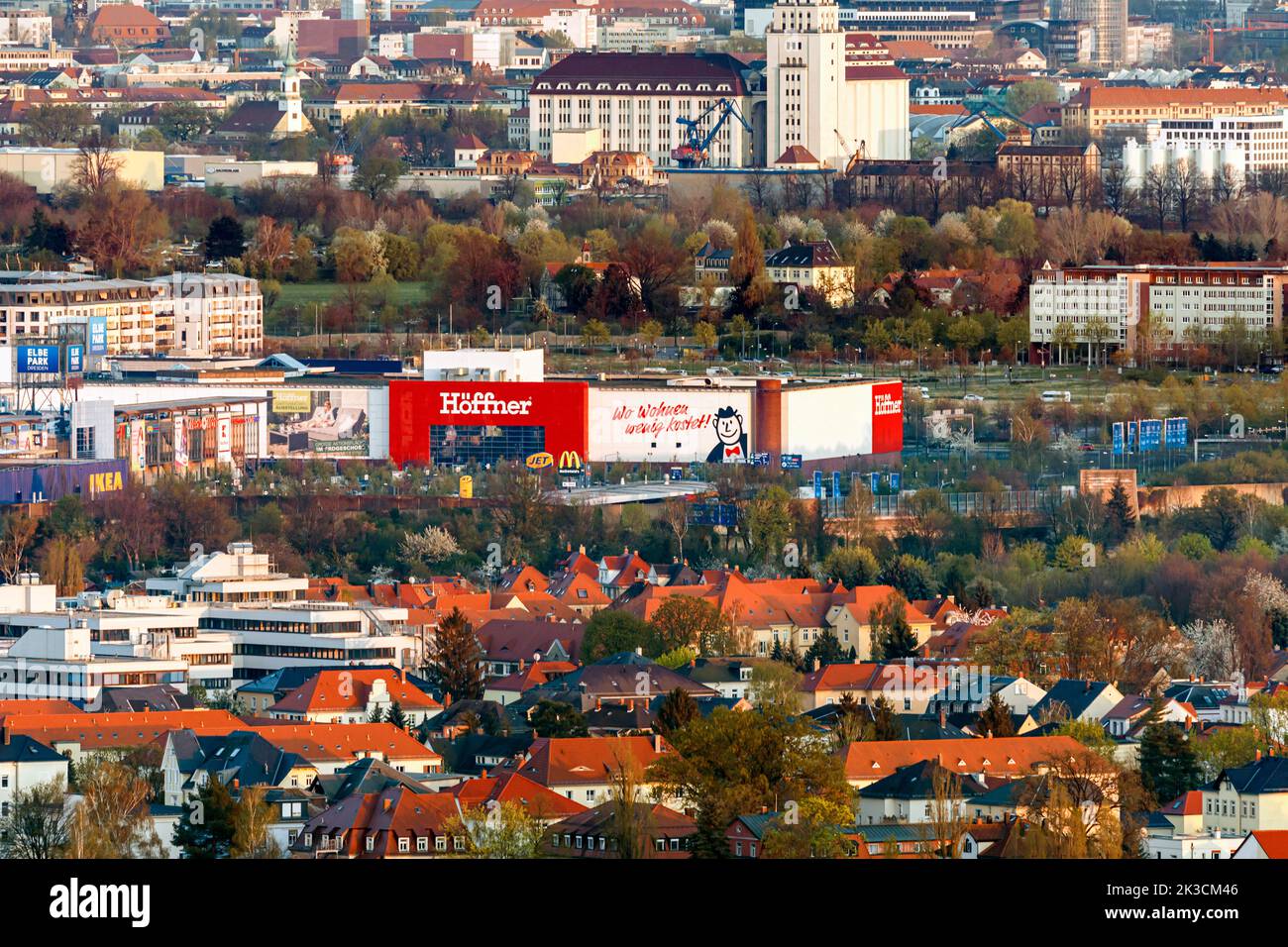 Blick auf das Elbtal, das Einkaufszentrum Elbepark und die Möbel Höffner Stockfoto