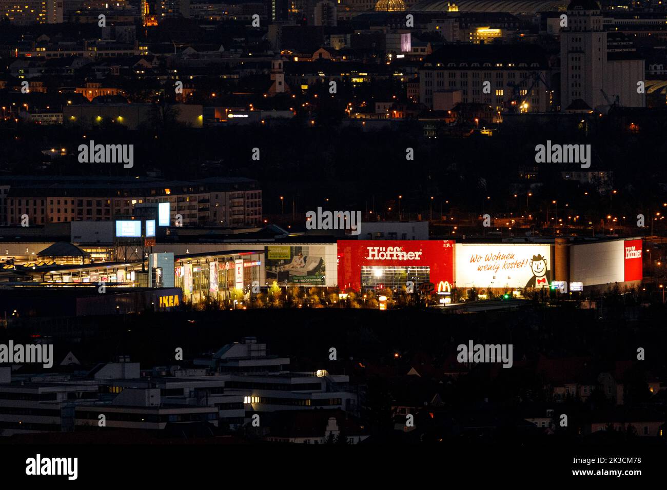 Blick auf das Elbtal, das Einkaufszentrum Elbepark und die Möbel Höffner Stockfoto