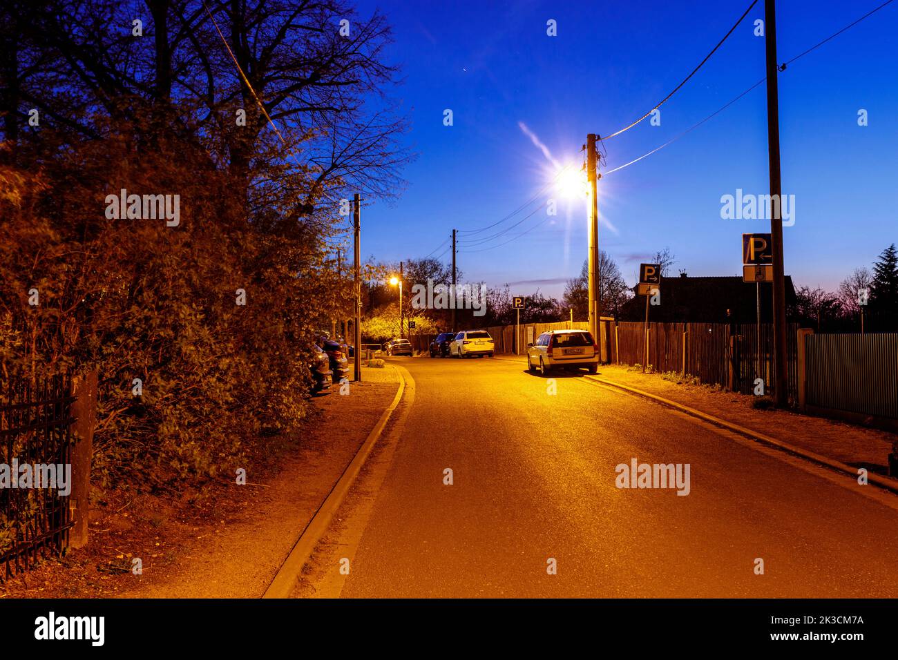 Nacharbeitsstimmung in einer Seitenstraße am Stadtrand von Dresden Stockfoto