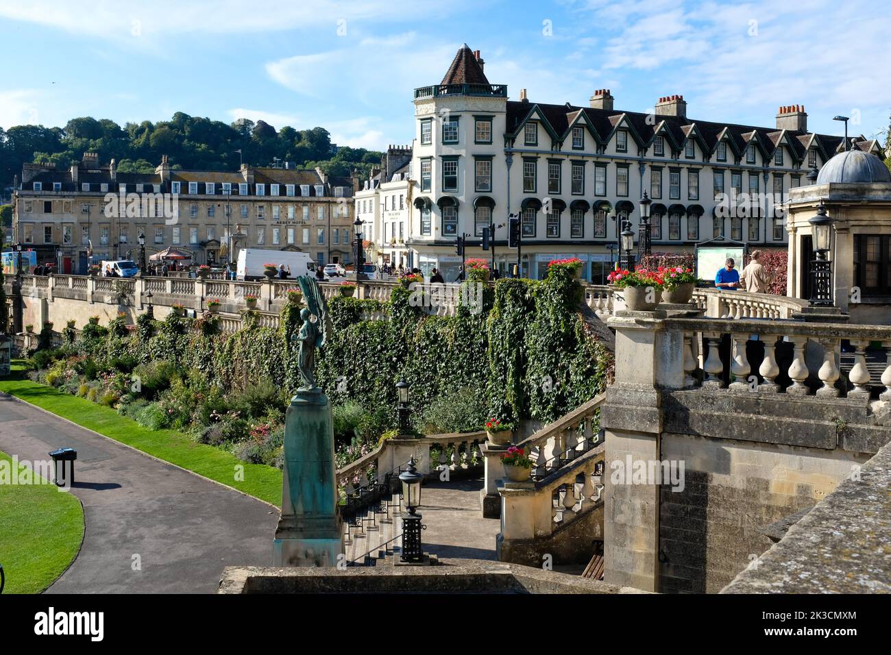 Blick über die Parade Gardens zum Abbey Hotel in Bath, England. 2022. Stockfoto