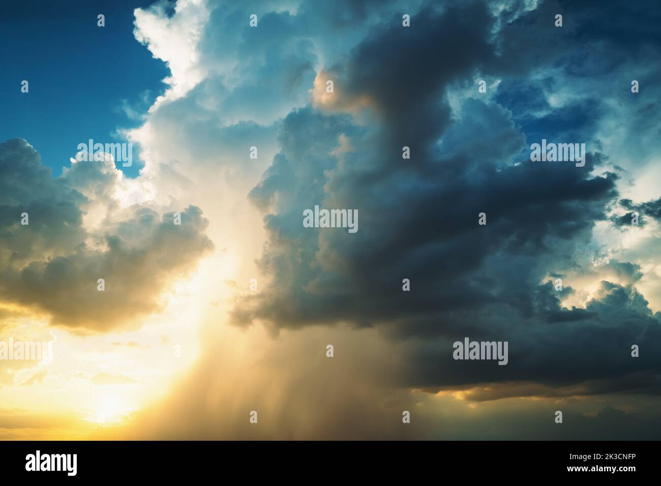 Cumulus flauschiger Sonnenuntergang Wolken Himmel. Himmlische Kulisse. Stockfoto
