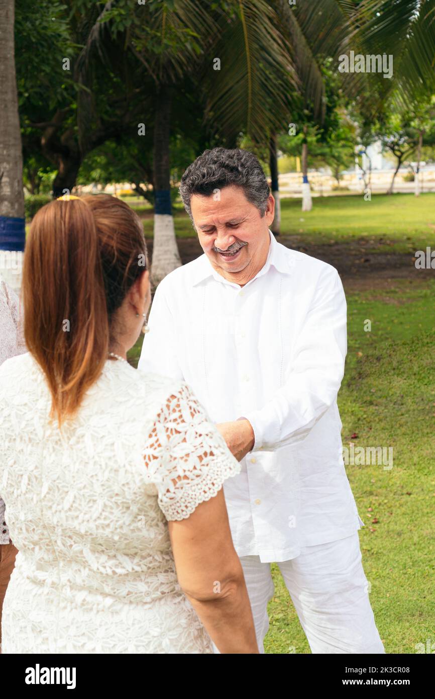 Der lateinische Bräutigam legt einen Ring auf den Finger der Braut Stockfoto