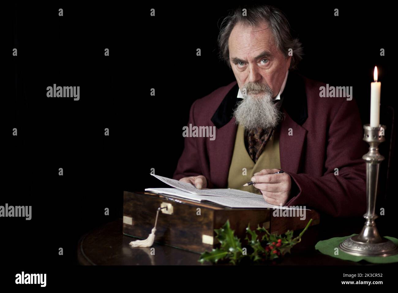 Interpretation des klassischen britischen Romanciers Charles Dickens aus dem 19.. Jahrhundert, der eine Weihnachtslieder schreibt. Stockfoto