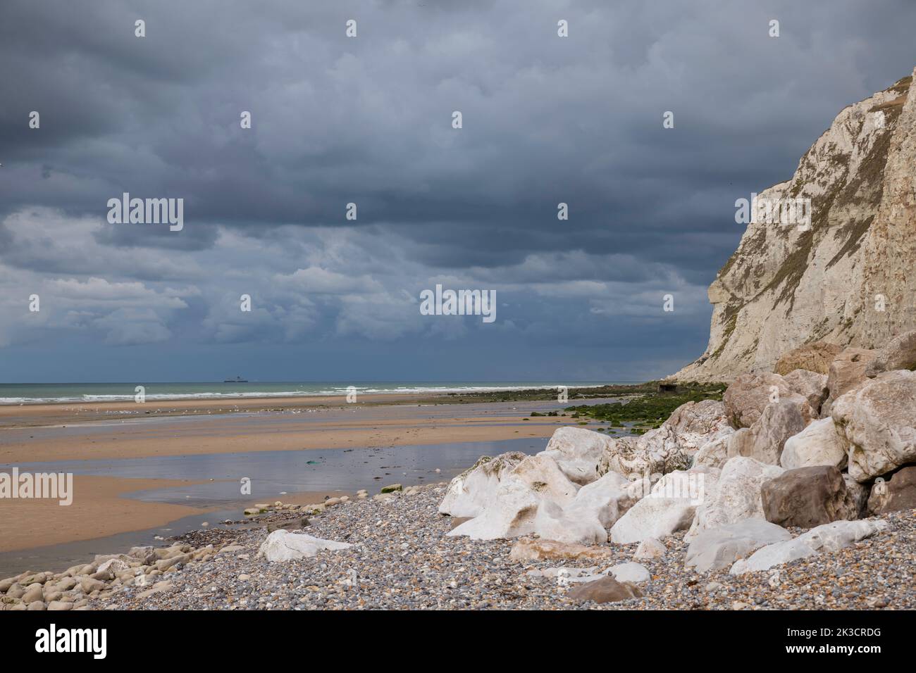 Ebbe am Strand von Cap Blanc nez in frankreich mit den weißen Kreidefelsen Stockfoto