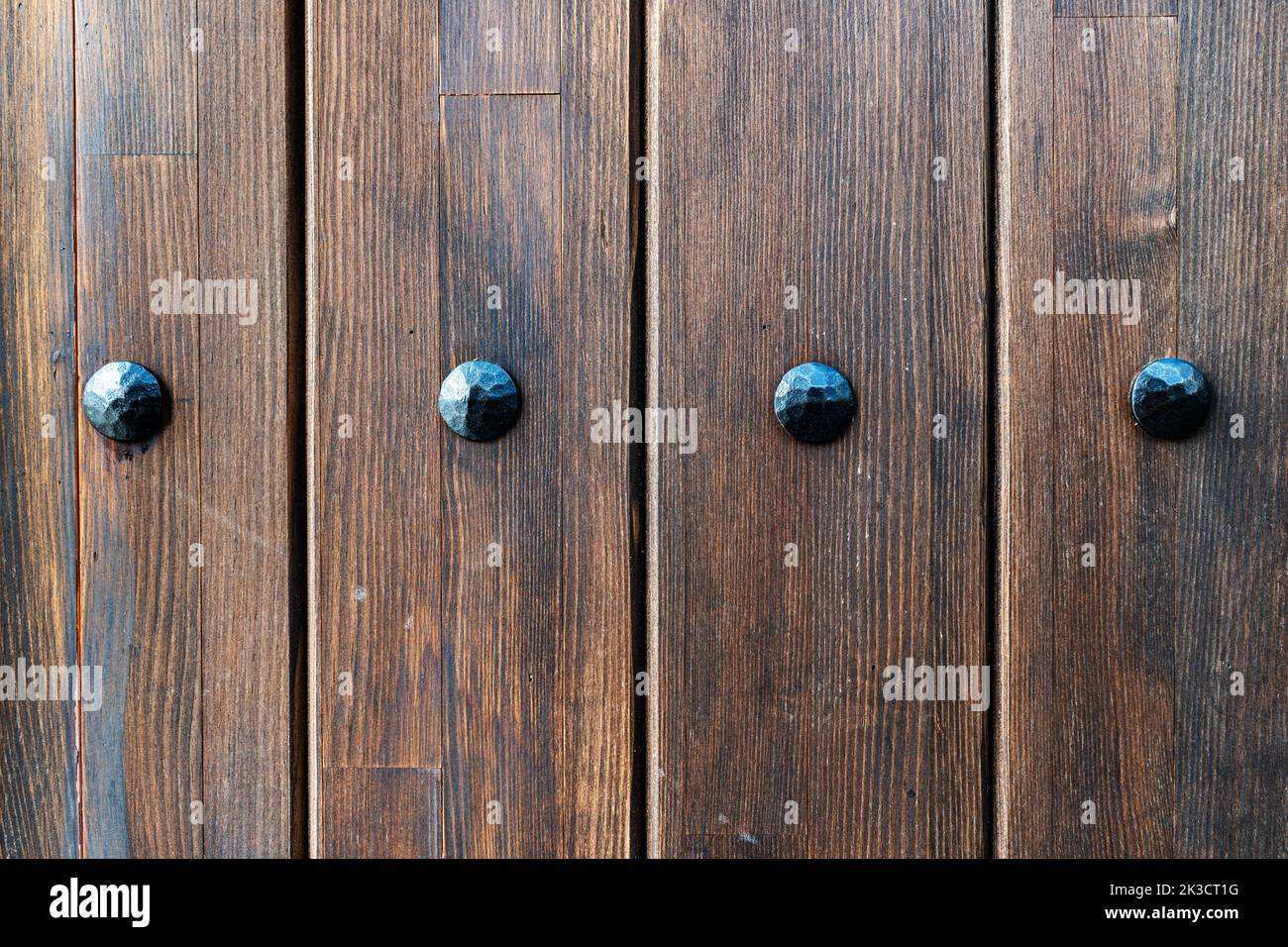 Ein altes grungiges, braunes, bemaltes, natürliches Holz mit Körnern und großen Metallnägeln für Hintergrund und Textur. Hochwertige Fotos Stockfoto