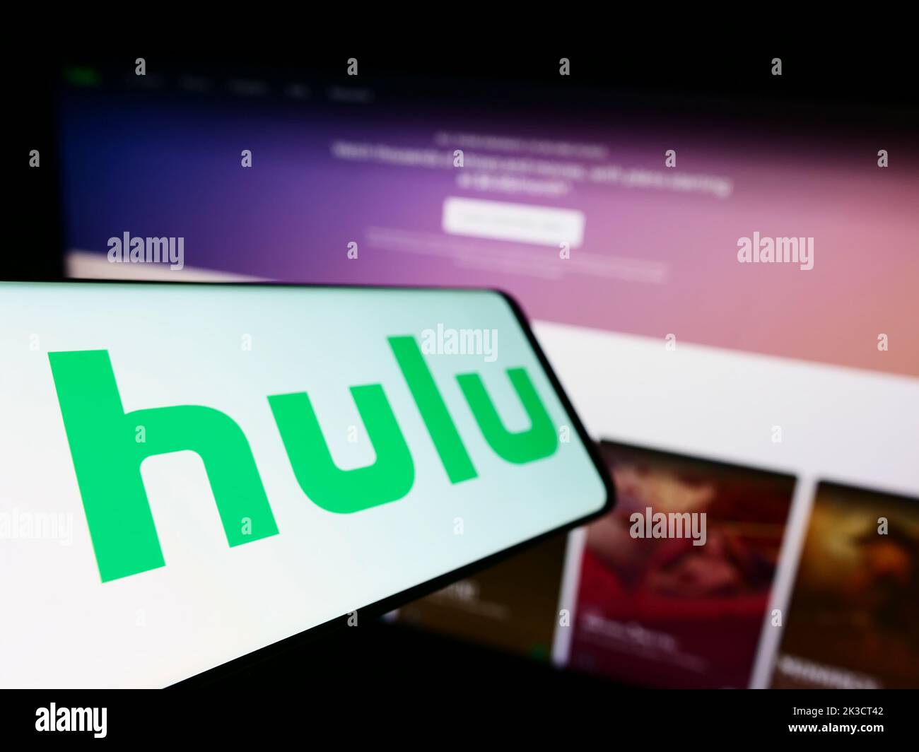 Smartphone mit Logo des US-amerikanischen Video-Streaming-Service-Unternehmens Hulu LLC auf dem Bildschirm vor der Unternehmenswebsite. Konzentrieren Sie sich auf die linke Seite des Telefondisplays. Stockfoto