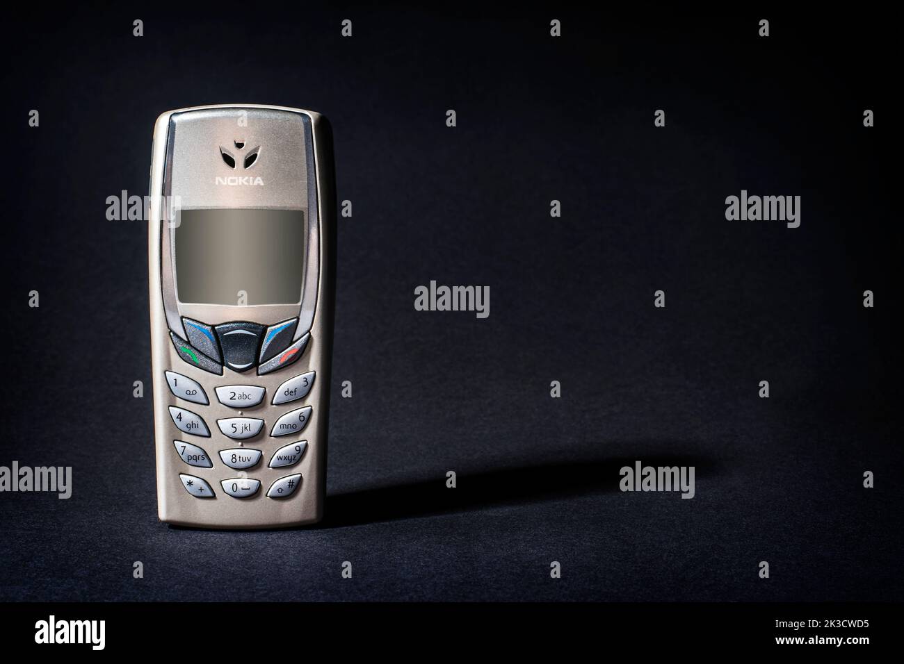 WARSCHAU, POLEN - SEPTEMBER 20 2022: Handy Nokia 6510 auf schwarzem Hintergrund Stockfoto