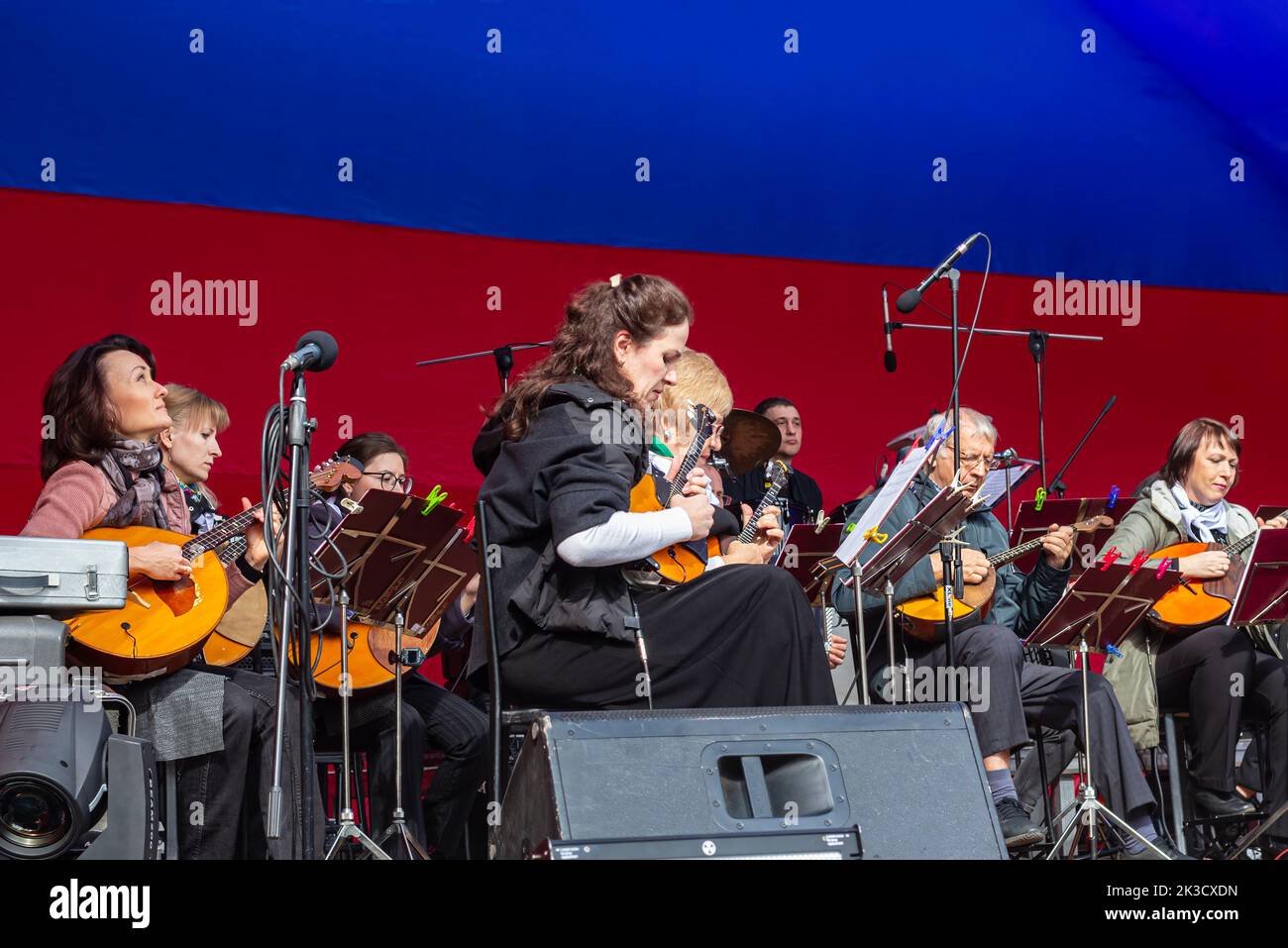 Tomsk Russland September 10,2022 Musiker spielen Balalaikas im Orchester auf der Bühne im Freien, selektiver Fokus Copy space.Kulturelle Aktivitäten für Bürger Stockfoto