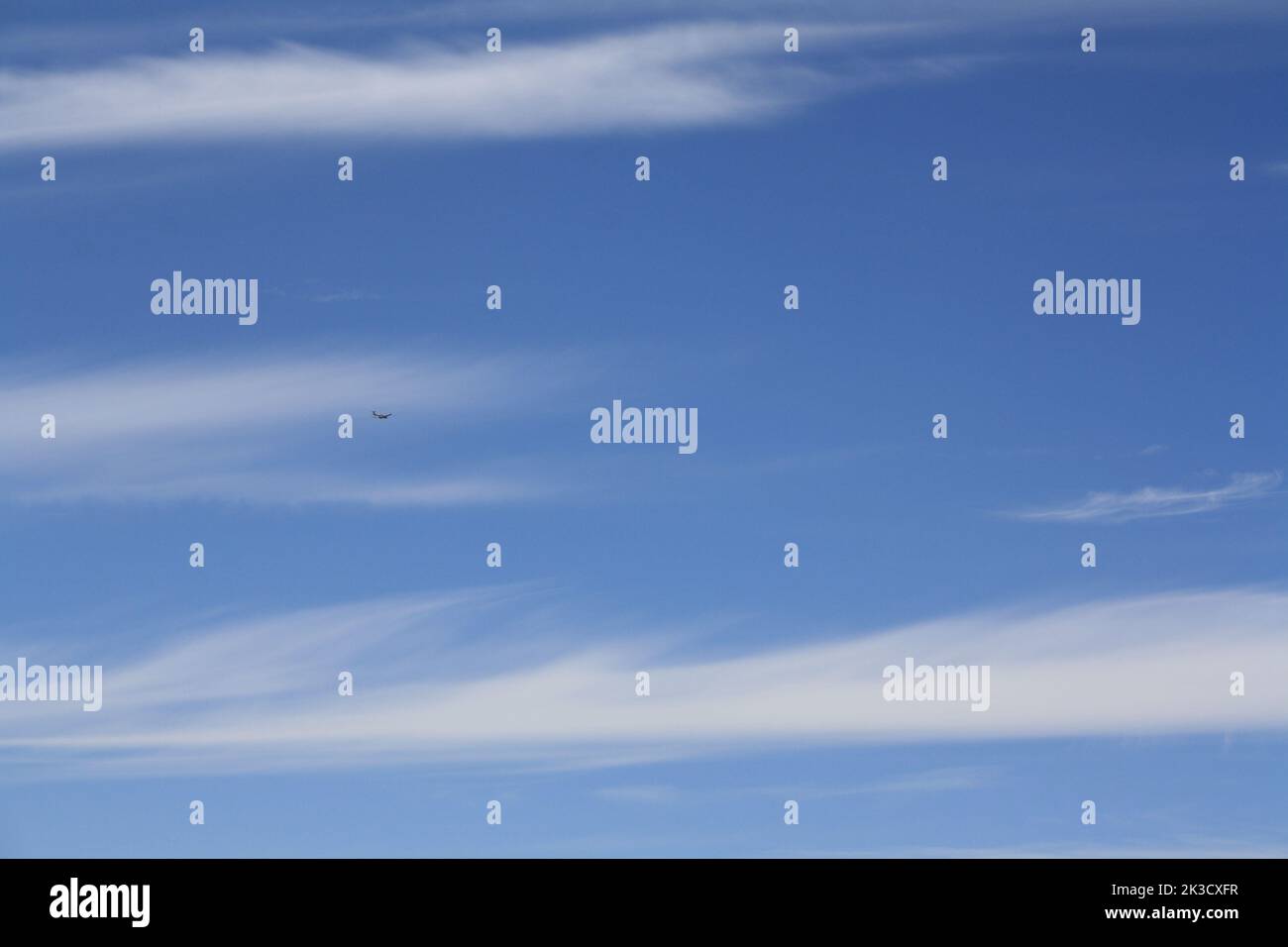 Schleierwolken auf hellblauem Himmel Stockfoto