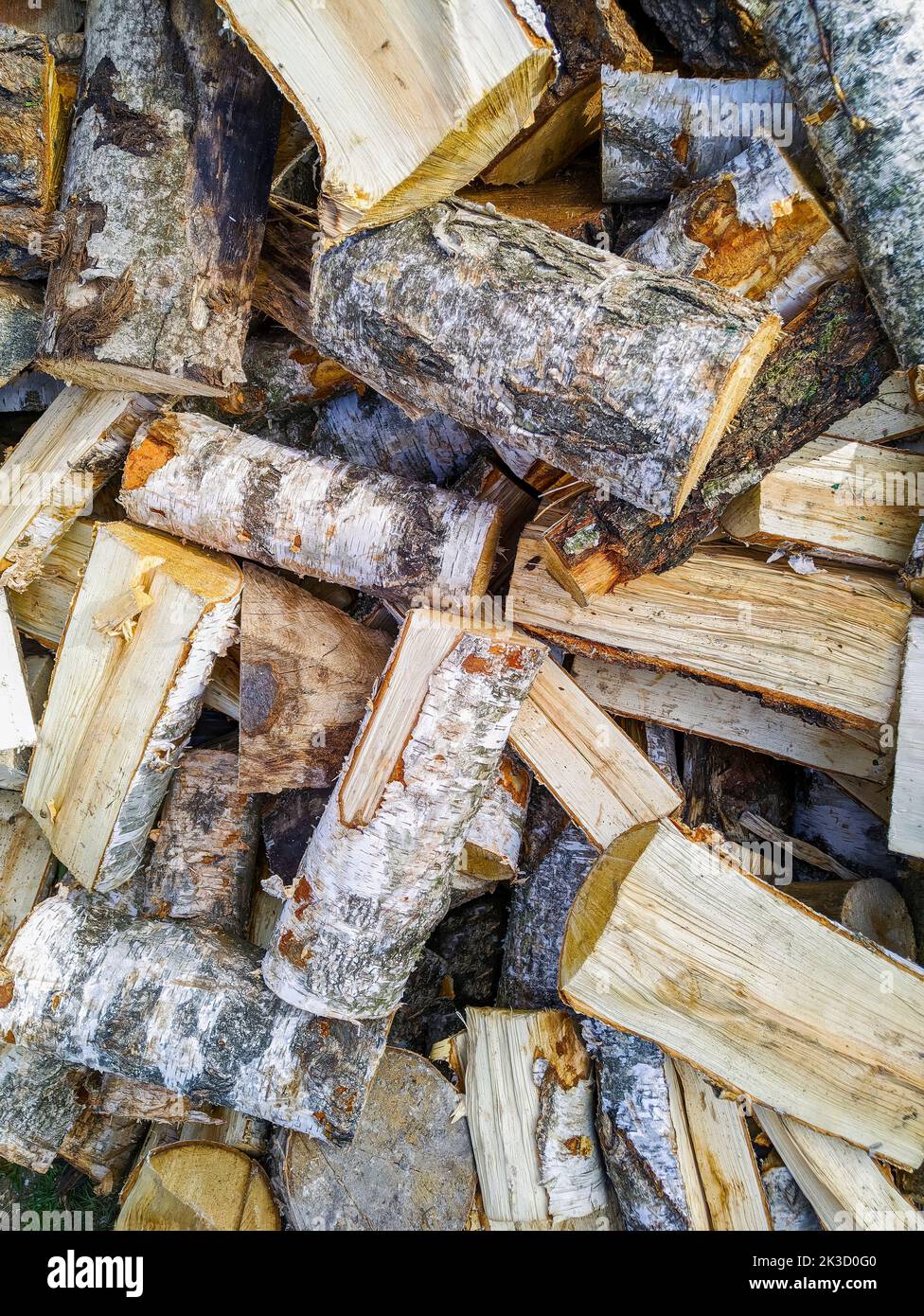 Hintergrund mit Holz – Birkenstücke – Brennholz Stockfoto