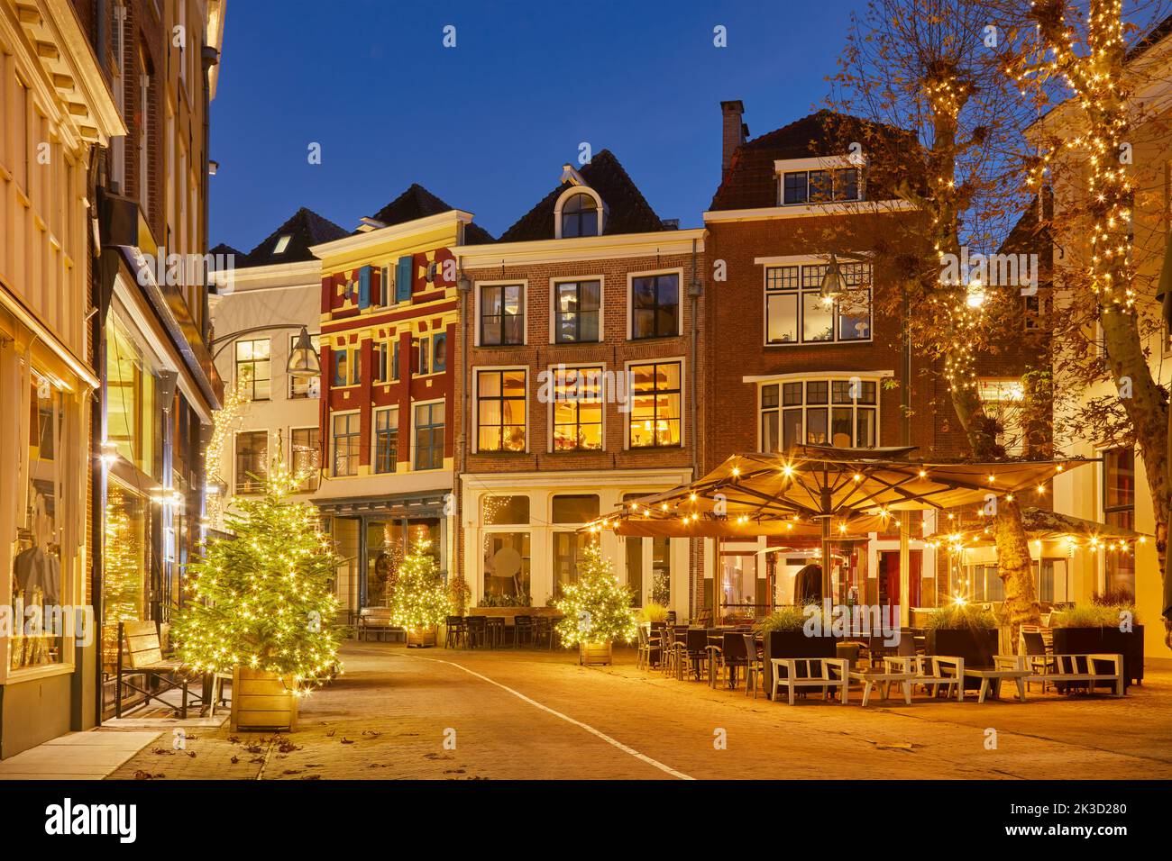 Kleiner Stadtplatz mit weihnachtlicher Dekoration im Stadtzentrum von Deventer, Niederlande Stockfoto