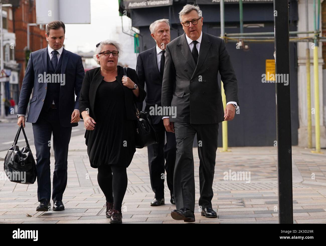 Der Earl Marshal, der Herzog von Norfolk (rechts), am Lavender Hill Magistrates' Court, London, wo er sich schuldig bekannte, während der Fahrt sein Mobiltelefon benutzt zu haben. Edward Fitzalan-Howard wurde am 7. April von der Polizei angehalten, nachdem ihn Beamte beim Durchschneiden seines BMW über ihr Fahrzeug beobachtet hatten, nachdem er in Battersea, im Südwesten Londons, durch eine rote Ampel gefahren war. Bilddatum: Montag, 26. September 2022. Stockfoto