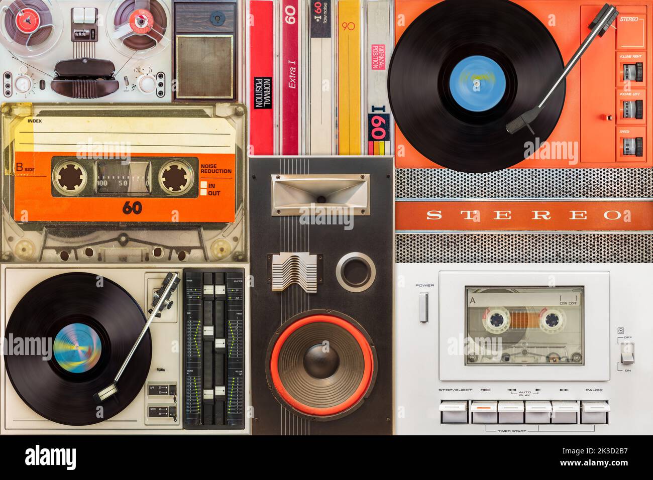 Sammlung von Vintage Plattenspielern, Lautsprechern, Kompaktkassetten und Kassettenrekordern Stockfoto