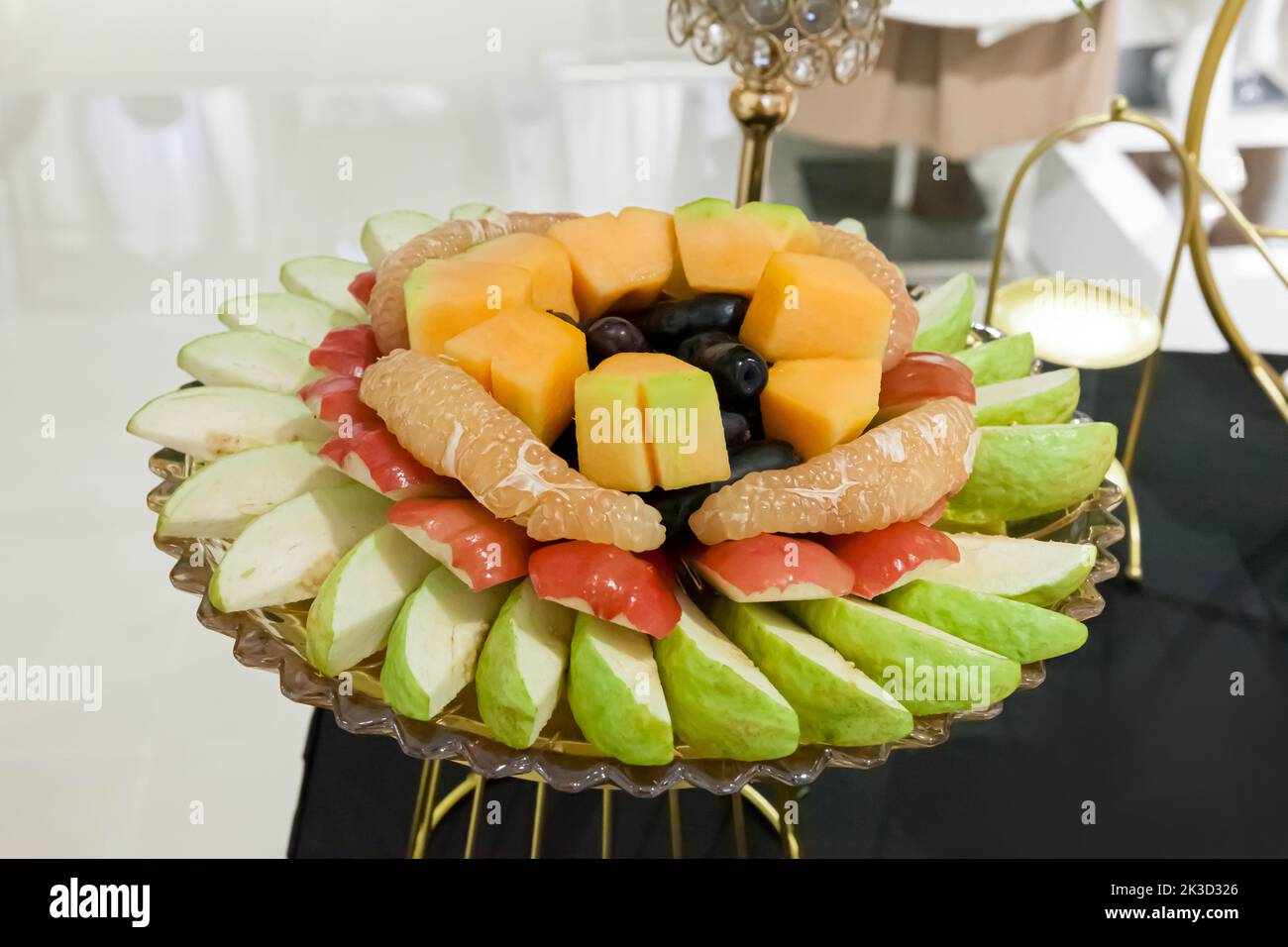 Gruppe von frischen Früchten, Guava, Glockenfrüchten, Pomelo, Trauben, Papaya auf dem Teller für die Party Stockfoto