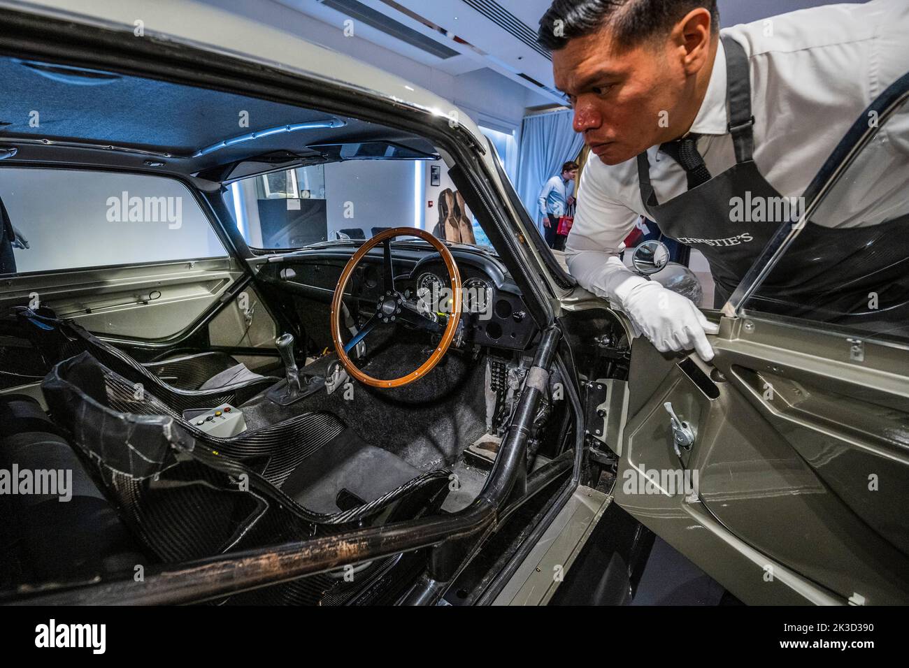 London, Großbritannien. 26. September 2022. Das Top-Lot ein Aston Martin DB5 Stunt-Auto, eines von acht Stunt-Repliken, die von Aston Martin für den Film gebaut und mit ‘Q Branch' Modifikationen ausgestattet wurden, die zwischen £1.500.000 und 2.000.000 £verkauft werden sollen. Der Erlös kommt dem Prince's Trust zugute - anlässlich des 60.-jährigen Bestehens der James Bond-Filme führen Christie's und EON Productions einen Charity-Verkauf durch, Sixty Years of James Bond, einschließlich insgesamt 60 Lose. Kredit: Guy Bell/Alamy Live Nachrichten Stockfoto