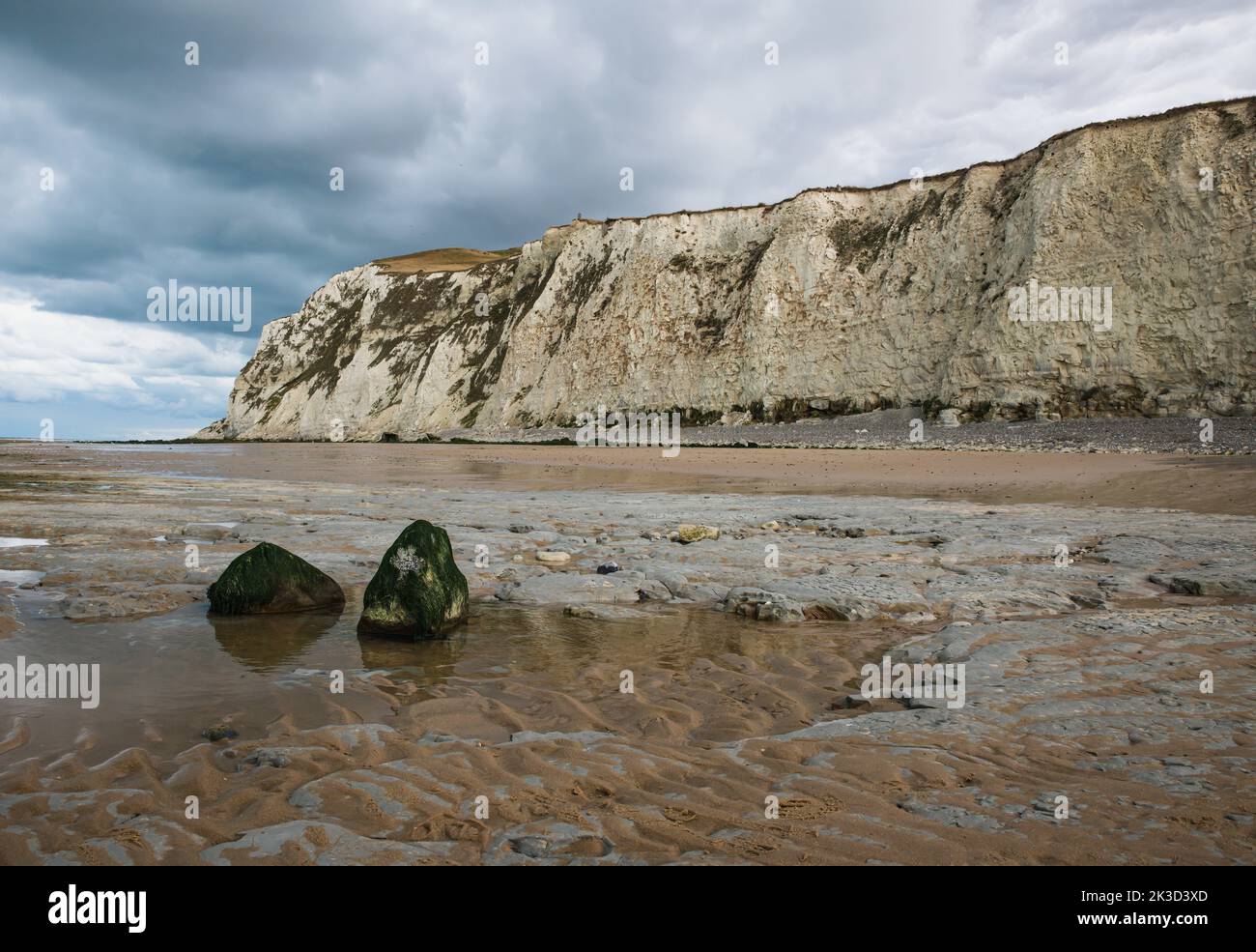 Ebbe am Strand von Cap Blanc nez in frankreich mit den weißen Kreidefelsen Stockfoto