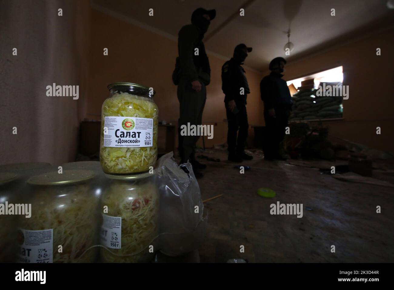 LYPTSI, UKRAINE - 24. SEPTEMBER 2022 - während der laufenden Untersuchung werden die von den fliehenden russischen Invasoren zurückgelassenen Gläser mit konservierten Salaten abgebildet Stockfoto