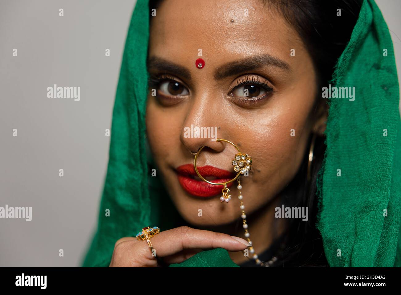 Indian nose ring -Fotos und -Bildmaterial in hoher Auflösung – Alamy