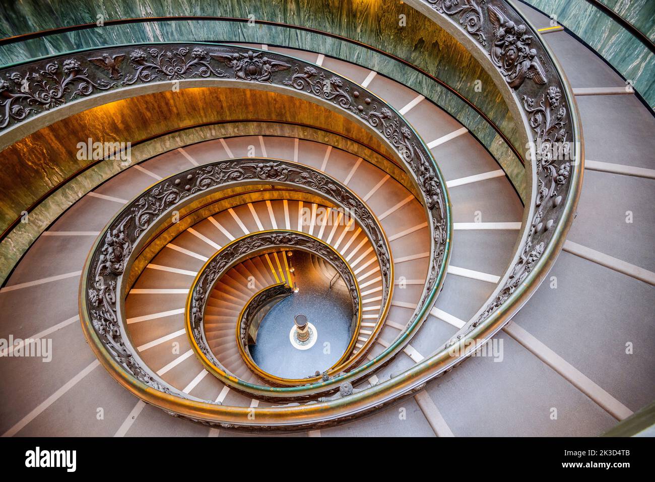 VATIKAN - 9. DEZEMBER 2021: Bramante-Treppe im Vatikanischen Museum. Stockfoto