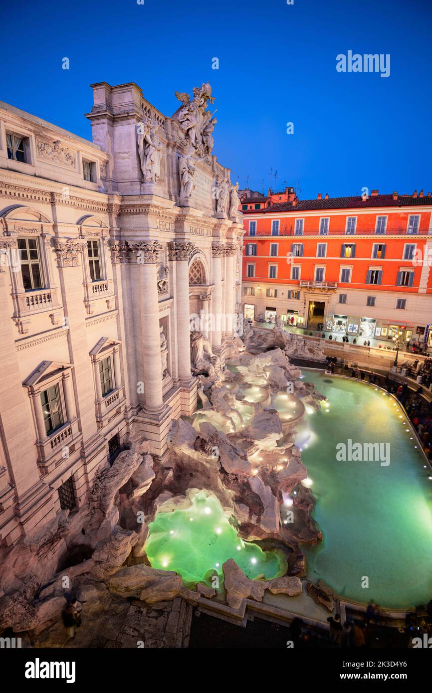 Rom, Italien mit Blick auf den Trevi-Brunnen in der Dämmerung. Stockfoto