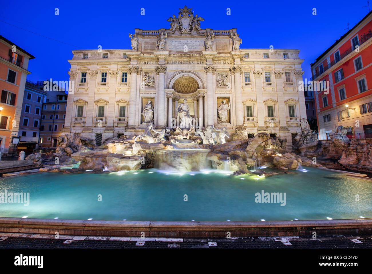 Rom, Italien mit Blick auf den Trevi-Brunnen in der Dämmerung. Stockfoto