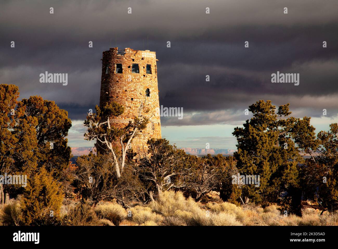 Desert View erhebt sich über der Landschaft am Südrand des Grand Canyon. Stockfoto