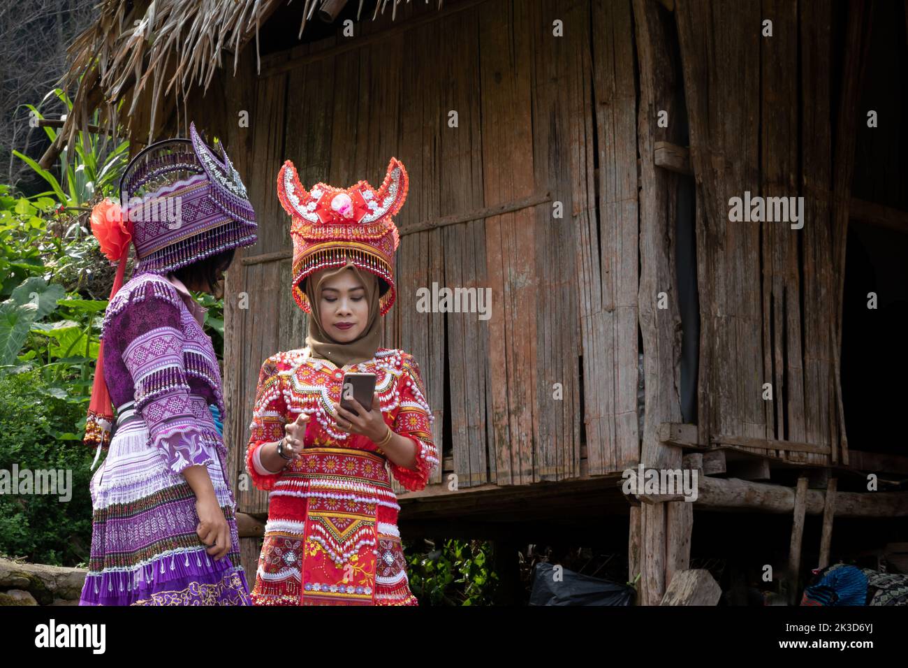 In einem asiatischen Dorf in Hmong gekleidete Mädchen. Stockfoto