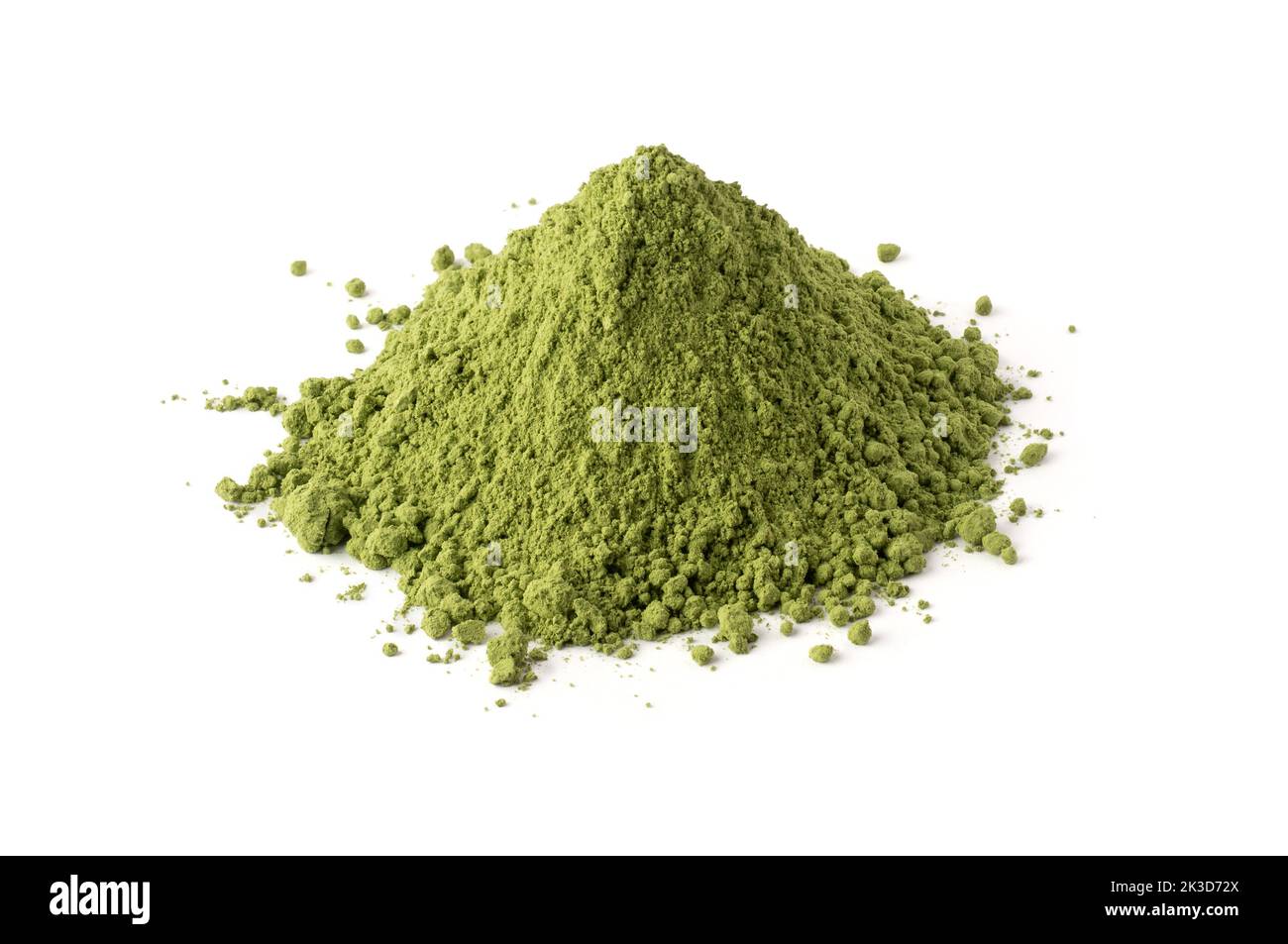 Stapel von trockenem echtem Indigo-Pulver, indigofera tinctoria, verwendet bei der Herstellung von Indigo-Farbstoff und traditionellen Heilkräutern isoliert auf weißem Hintergrund Stockfoto