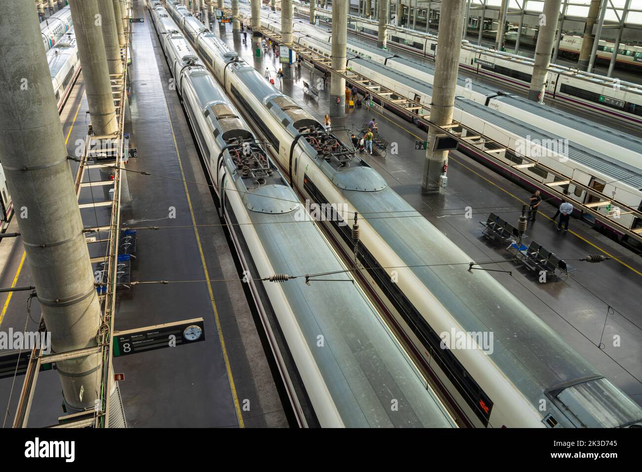 Madrid, Spanien, September 2022. Panoramablick auf die Züge auf den Bahnsteigen des Atocha-Bahnhofs im Stadtzentrum Stockfoto