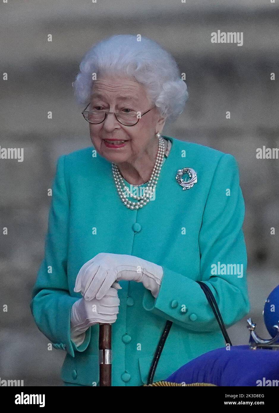 File Photo vom 2/6/2022 von Queen Elizabeth II. Zeigt symbolisch die Beleuchtung des wichtigsten Jubilee-Leuchtfeuers im Schloss Windsor, als Teil einer Kette von mehr als 3.500 flammenden Tribute zu ihrer 70-jährigen Herrschaft, während der Platin-Jubilee-Feierlichkeiten. Die Brosche, die sie an diesem Tag trug, die vermutlich das letzte Schmuckstück war, das ihr geschenkt wurde, wird auf der Goldsmiths' Fair in London ausgestellt. Die Firma der Goldschmiede beauftragte die der Königin geschenkte Brosche zum Gedenken an ihr Platin-Jubiläum. Ausgabedatum: Montag, 26. September 2022. Stockfoto