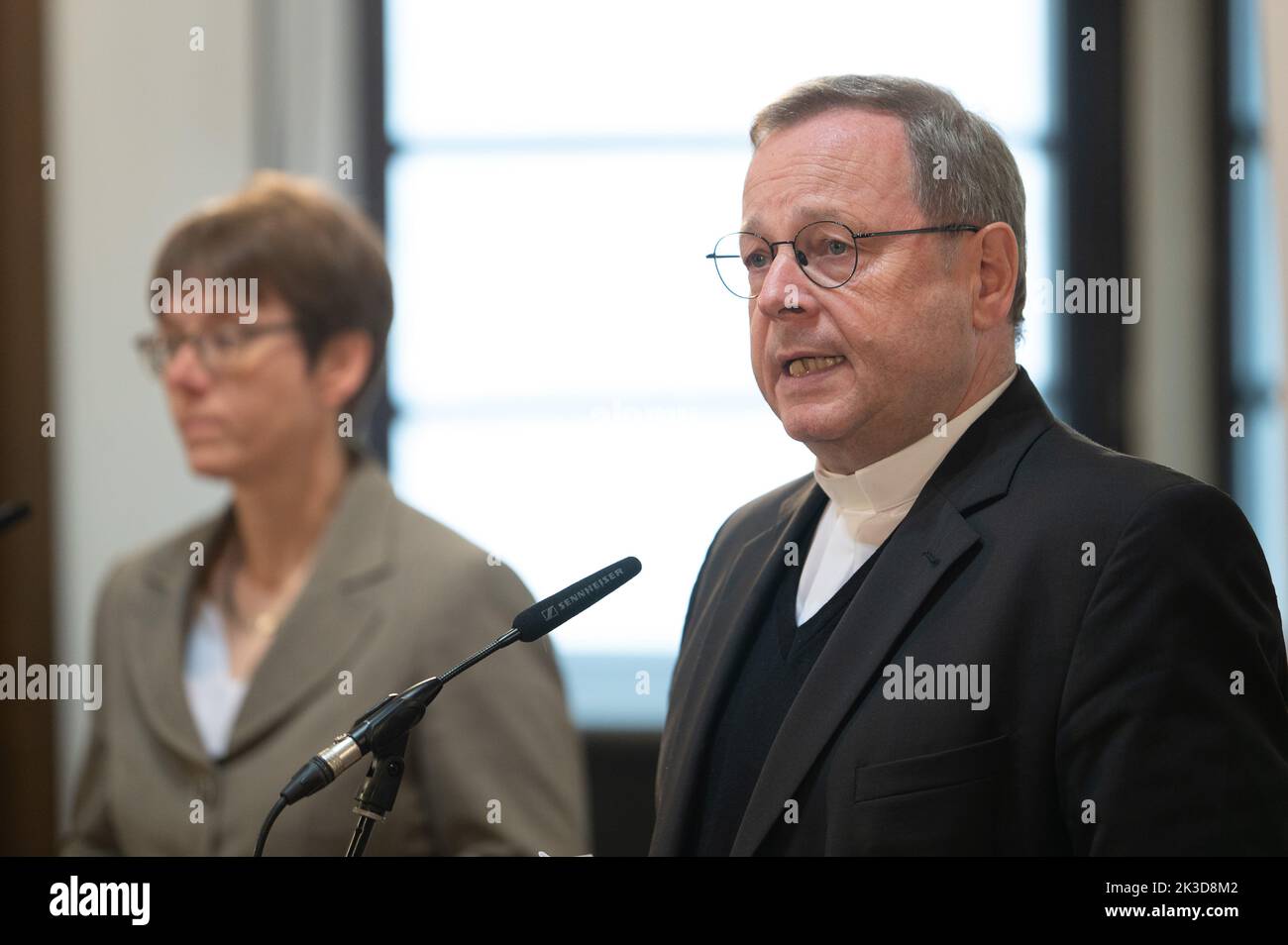 Fulda, Deutschland. 26. September 2022. Georg Bätzing, Bischof von Limburg und Präsident der Deutschen Bischofskonferenz, spricht neben Beate Gilles, Generalsekretär der Deutschen Bischofskonferenz, während der Eröffnungspressekonferenz der Herbstvollversammlung der Deutschen Bischofskonferenz. Die Deutsche Bischofskonferenz ist das Leitungsgremium der katholischen Kirche in Deutschland. Die Vollversammlung tagt zweimal im Jahr. Quelle: Sebastian Gollnow/dpa/Alamy Live News Stockfoto