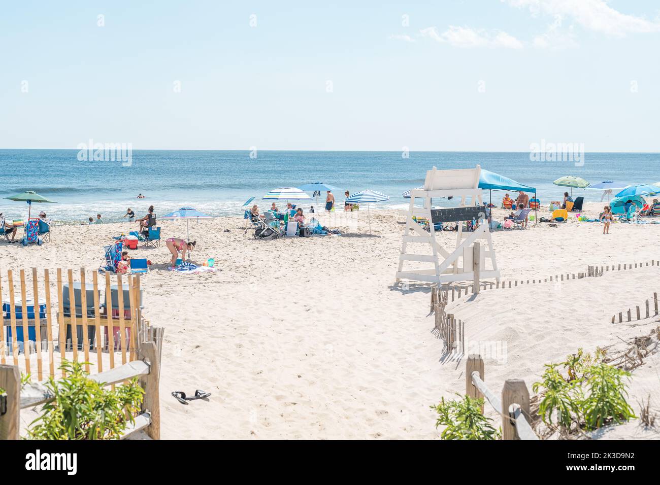 Beach Haven, New Jersey - 31. August 2022: Menschen genießen ihre Freizeit am Strand mit Stühlen und Sonnenschirmen an der Küste von Jersey. Stockfoto